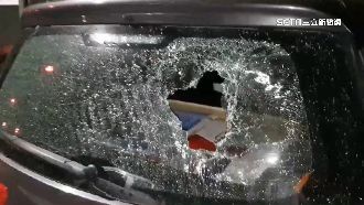心情不好就砸車　男持石頭毀3車遭逮