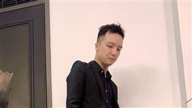 圤智雨宣布執導鄧佳華首部AV。（圖／翻攝自圤智雨 黑色千羽鶴臉書）