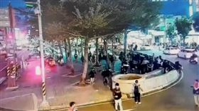 彰化火車站前廣場，大批印尼籍移工聚眾互毆叫囂，居民怒火(圖/翻攝自社會事新聞群)