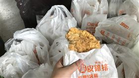 虎尾雞排店業者接何志偉訂單　備貨分批送警局雲林縣虎尾雞排店業者14日接到民進黨立委何志偉的訂單後就開始備貨，17日上午8時開始炸雞排，分三批送到雲林縣虎尾警分局。中央社記者姜宜菁攝　109年8月17日