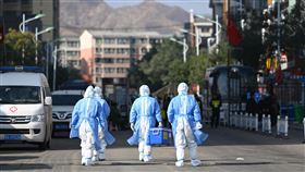 中國疫情反覆  清零或與病毒共存陷兩難中國COIVD-19疫情反覆，即使防疫措施嚴格，仍難達到「清零」。在其他國家逐漸放鬆管控之際，北京恐因冬奧會等因素難以鬆綁。圖為10月23日，內蒙古呼和浩特市，醫護人員步入一個已遭封管的小區。（中新社提供）中央社  110年10月27日