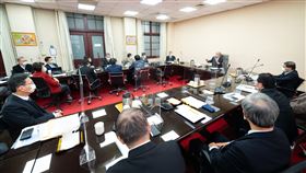 行政院長蘇貞昌17日主持擴大防疫會議。（圖／行政院會議）