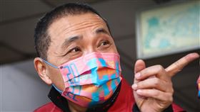 疫苗護照針對校園  侯友宜：保護學童必要措施針對媒體詢及疫苗護照的問題，新北市長侯友宜16日表示，12歲以下孩子沒有打疫苗，為避免小孩子感染Omicron，才會推動非特定族群要拿打兩劑滿14天的小黃卡（COVID-19疫苗接種紀錄卡）等證明才能進入校園，這是保護孩子的必要措施。中央社記者王騰毅攝  111年1月16日