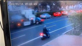 雲林斗六，拖板車變換車道推撞自小客車，車頭一路頂著拖行50公尺  翻攝畫面