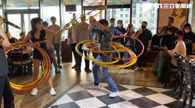 Hooters,呼拉圈,親子,（圖／記者羅欣怡攝影）