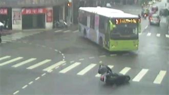 新北男酒駕滑進公車底　驚悚畫面曝光