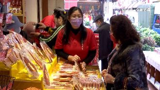 迪化年貨大街湧人潮　為防疫禁止試吃