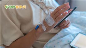 患者有水份攝取限制，然而傳統的全靜脈營養針，通常水分含量較多，會使患者體內的體液含量過高產生副作用，隨著配方推陳出新，透析中三合一靜脈營養濃度較高，相對水分含量較少，也可改善營養不良問題。