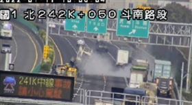 雲林斗南，化學槽車翻覆，鹽酸，冒大量白煙