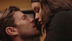 《黑特冤家》兩人直接在電梯中上演「火車便當式」的激情擁吻，露西海爾、奧斯汀史托威爾。（圖／威視提供）