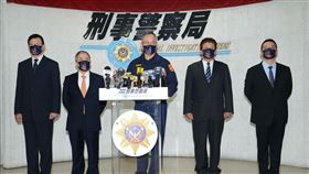 刑事局掃黑專案，左起刑事局副局長黃家琦、刑事局長黃嘉祿、署長陳家欽、刑事局副局長李文章、反黑科長廖水池 記者李依璇攝影