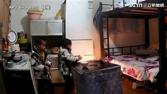 哥哥滅火一把罩　弟一旁忙吹氣網笑翻