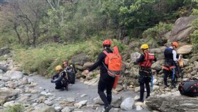 台東轆轆溫泉溯溪2男失聯  陸空持續搜索（2）許姓、羅姓男子日前到台東轆轆溫泉溯溪失聯，救援行動15日持續進行，警消人員分別從新武呂溪上下游、及新武橋與初來橋區間搜索。（台東縣消防局提供）中央社記者李先鳳傳真  110年12月15日