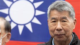 四大公投皆未過關  張亞中要求國民黨改革四大公投皆未過關，國民黨22日召開中常會檢討，孫文學校總校長張亞中（圖）下午率領支持群眾到國民黨中央黨部外，要求國民黨改革。張亞中說，國民黨該反省，黨主席朱立倫要怎麼負責自己應該很清楚，不需要別人教。中央社記者謝佳璋攝  110年12月22日