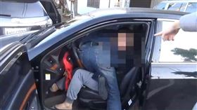 台中警霧峰分局，逮捕天道盟成員賴嫌，開車倒車追撞員警，遭車門撞倒，警匪片，英勇制伏 翻攝畫面