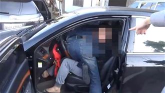 警匪片真實上演！英勇警飛撲擒拿掛彩