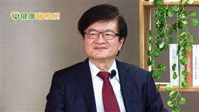 智慧醫療不僅能幫助來院內看診的病人，也可協助將醫療觸角延伸至偏鄉與離島，程院長向媒體說明長庚實際運用的「遠距醫療車」概念