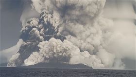 東加火山爆發「5公里寬巨大雲團」衝向天際　震撼影像曝光
圖／翻攝自臉書／Tonga Geological Services