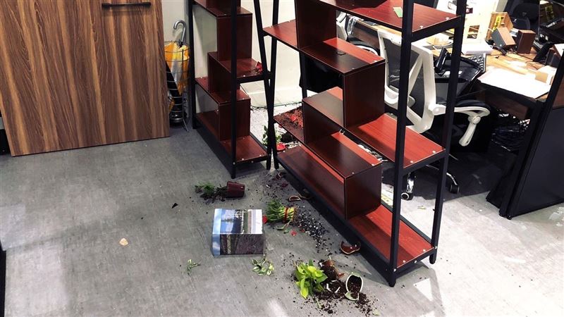 禮儀公司老闆欠賭債不還　債主怒砸店