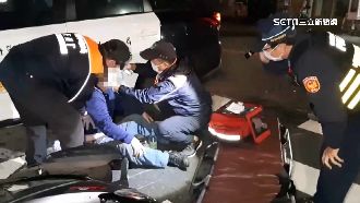 巡邏警車迴轉遭撞　騎士一度卡車底