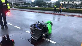 總統府前發生大型重機自摔事故，陳姓男騎士左手骨折送醫。（圖／翻攝畫面）