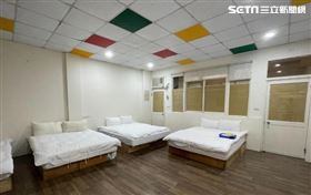 台中補習班放床變民宿　網紅入住發毛(圖/翻攝自YouTube小毛)