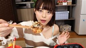 月乃露娜做章魚燒的手法遭大阪網友批評。（圖／翻攝自《FANZA》）