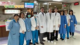 徐先和教授(右五)強調，針對不同亞型的乳癌也會有不同對應治療方式，因此乳癌診治需多專科團隊討論後配合診治，包含乳房外科、腫瘤內科、影像診斷科、與病理科醫師等，這些都是提高乳癌五年存活率，甚至讓乳癌最快達成「癌症痊癒」發展的重要一環。