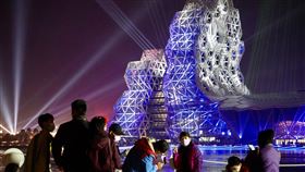 高雄跨年夜  高流燈光秀吸睛（1）高雄市政府將今年跨年晚會定位為「2022台灣燈會會前會」，推出雙舞台、雙製播規格，31日晚間熱鬧舉行；此外，高雄流行音樂中心耶誕主燈秀晚間也因應跨年加入彩蛋演出，吸引民眾圍觀欣賞。中央社記者董俊志攝  110年12月31日