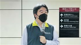 王必勝：不敢樂觀看待桃機疫情桃園國際機場前進指揮所指揮官王必勝（圖）18日上午受訪表示，不敢樂觀看待桃機疫情；最主要還是要看先前確診防疫人員的感染鏈，假設是新的、是被其他旅客感染，不是原來的傳染鏈，就可以比較放心。中央社記者吳睿騏桃園機場攝  111年1月18日