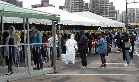 民眾中路公園排隊採檢（2） 