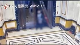 中國一名代駕司機遭到門重壓致死。（圖／翻攝自《九派新聞》）