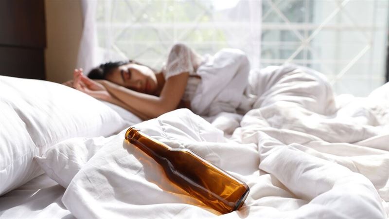 喝酒可助眠嗎？酒精能配安眠藥嗎？