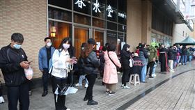 疫苗打氣提升  新北接種站現排隊人潮（1）因應國內COVID-19疫情升溫，中和環球購物中心疫苗接種站17日出現排隊人潮。中央社記者王騰毅攝  111年1月17日