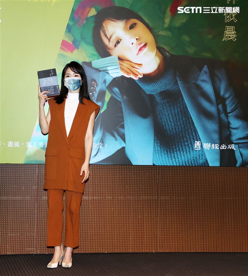 林依晨新書發表「做自己，為什麼要說抱歉？」。（記者邱榮吉/攝影） 