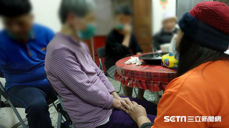 父逝後如原始人　兄弟長年沒洗澡理髮