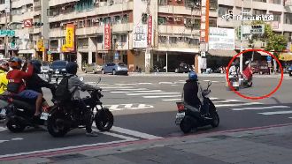 獨／省2分鐘紅燈　機車集體繞人行道