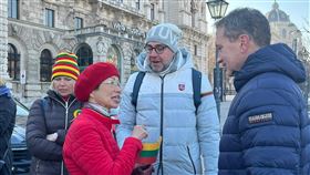 駐奧地利代表張小月駐奧地利代表張小月13日與立陶宛駐奧地利大使庫斯利斯（中）、立陶宛常駐維也納國際組織代表團團長威爾巴（右）參加維也納舉行的立陶宛自由捍衛者日活動。（駐奧地利代表處提供）中央社記者林育立柏林傳真  111年1月18日