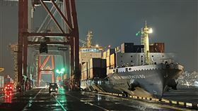 中國拒收立陶宛蘭姆酒  台酒購入抵台（1）2萬多瓶由立陶宛生產的蘭姆酒去年底遭中國拒收，台灣菸酒公司霸氣全數購入，載運這批蘭姆酒的貨櫃輪18日晚間運抵基隆港。中央社記者王朝鈺攝  111年1月18日