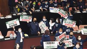 綠提地制法修法逕付二讀  朝野爆推擠衝突（2）立法院會24日開會，國民黨團不滿民進黨立委柯建銘所提的地方制度法第4條條文修正草案，欲逕付二讀，群起衝上主席台，與民進黨團爆發推擠衝突。中央社記者施宗暉攝  110年12月24日