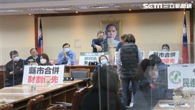 國民黨團一早霸佔主席台。（圖／記者盧素梅攝影)