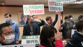 國民黨團霸佔主席台。（圖／記者盧素梅攝影)