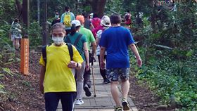 迎接微解封　民眾戴口罩虎頭山踏青（3）中央流行疫情指揮中心宣布全國疫情第3級警戒延至26日，13日起適度鬆綁部分措施。桃園市10日天氣晴朗，不少民眾到虎頭山風景區踏青健行，多數仍有遵守防疫規定戴上口罩。中央社記者施宗暉攝　110年7月10日