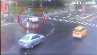 特斯拉左轉撞待轉區　婦遭波及倒地