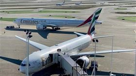 由於擔心5G行動網路影響飛機系統，杜拜阿聯酋航空宣布19日起暫停飛往美國芝加哥等多地的航班。（圖／翻攝自facebook.com/Emirates）
