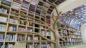 嘉義縣新港國中社區共讀站  以大樹為主題教育部推動「學校社區共讀站前期美感計畫」，鼓勵中小學營造舒適的閱讀環境，並向社區民眾開放。嘉義縣新港國中以大樹為主題，設計半開放的圓形多媒體區及小木屋閱讀區。（教育部提供）中央社記者陳至中台北傳真  111年1月19日