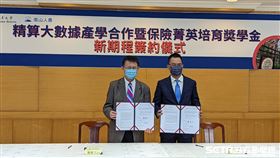 南山人壽再度贊助東吳大學「精算大數據研究中心」，培育新一代保險精算人才。 (圖右起：南山人壽代理總經理范文偉、東吳大學潘維大校長)（圖／記者戴玉翔攝影）