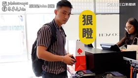 ▲John幫媽媽刷卡買精品包包。（圖／原來是John　授權）