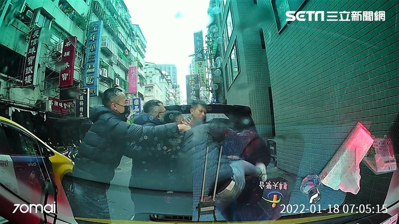 防疫計程車不載客　4屁孩竟圍毆司機