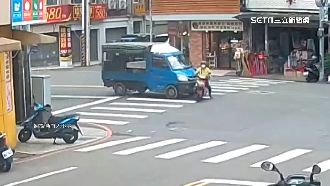 機車騎士違規騎斑馬線　遭小貨車直撞